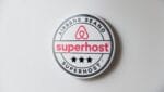 Imagem representativa do selo "Super Host" da Airbnb. O Preço Inteligente do Airbnb e a precificação manual são duas abordagens distintas para gerenciar as tarifas de aluguel de curto prazo.